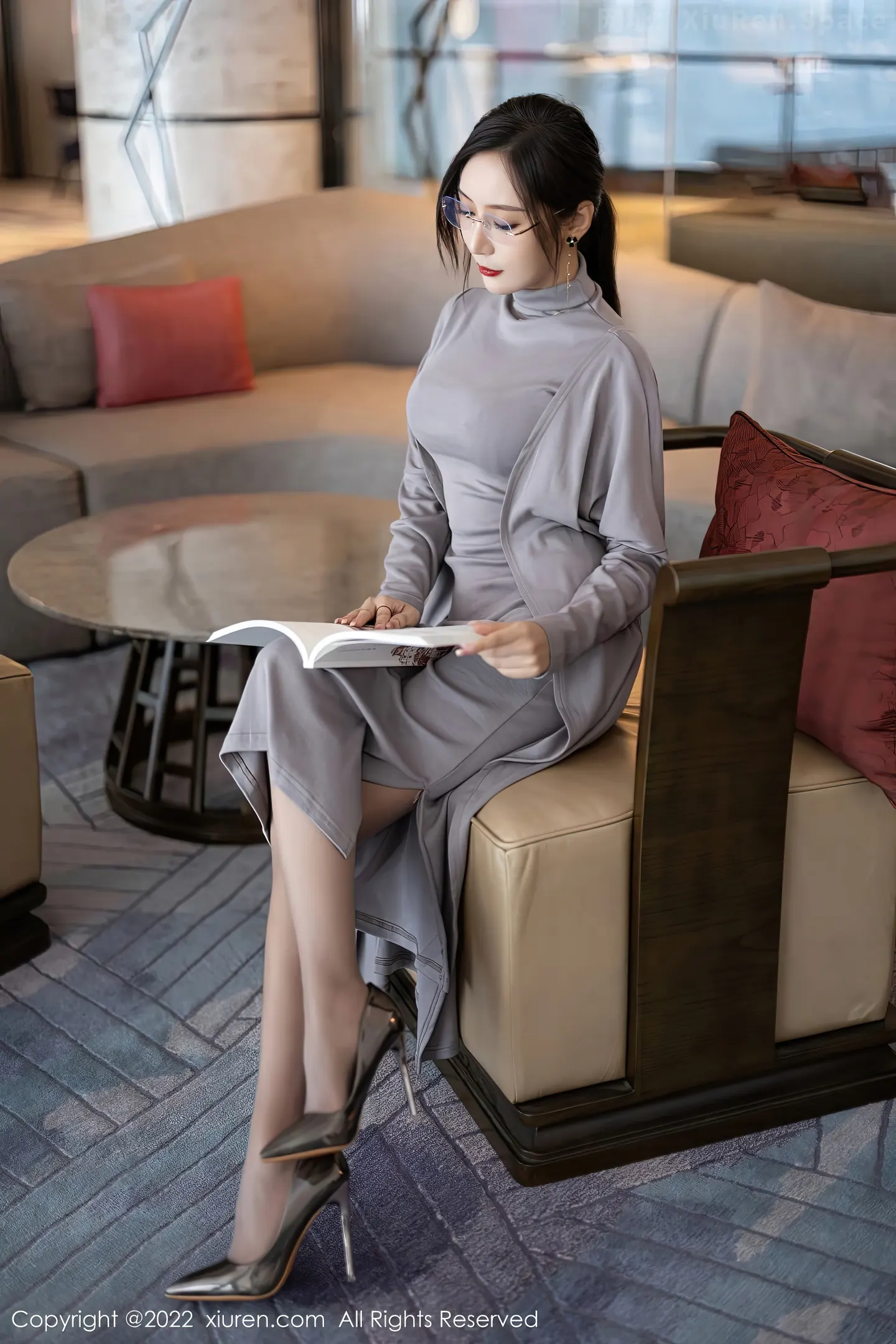 图片[4]-[XiuRen秀人网] VOL.5745 女神王馨瑶yanni女学者的反转主题典雅灰色长裙性感迷人写真84P-秀人网官方网站